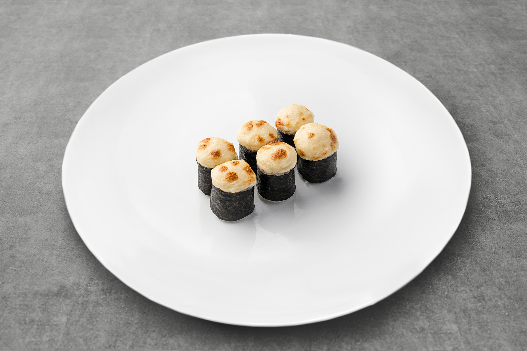 Zapieczony hosomaki roll z łososiem  	 — zdjęcie
