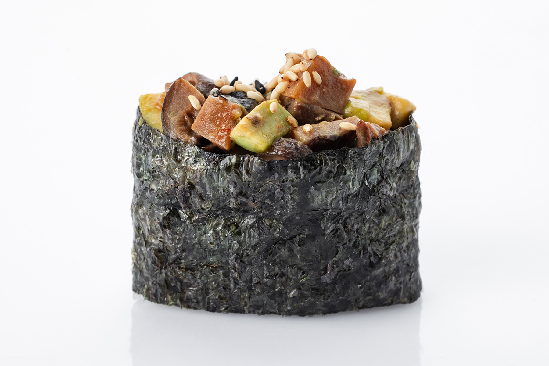 Гункан із грибами та авокадо в кунжутному соусі — фото