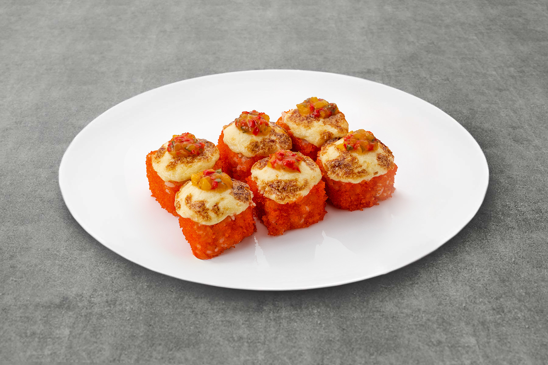 Pikantny pieczony roll z krewetką — zdjęcie