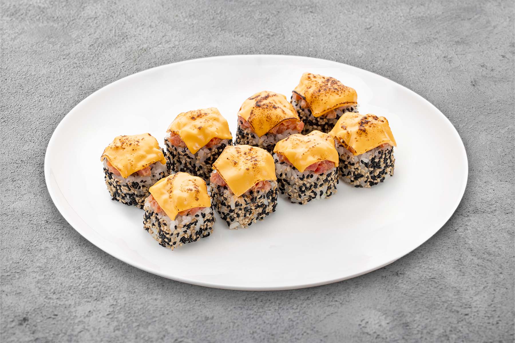 Rolka double tuńczyk z serem cheddar — zdjęcie