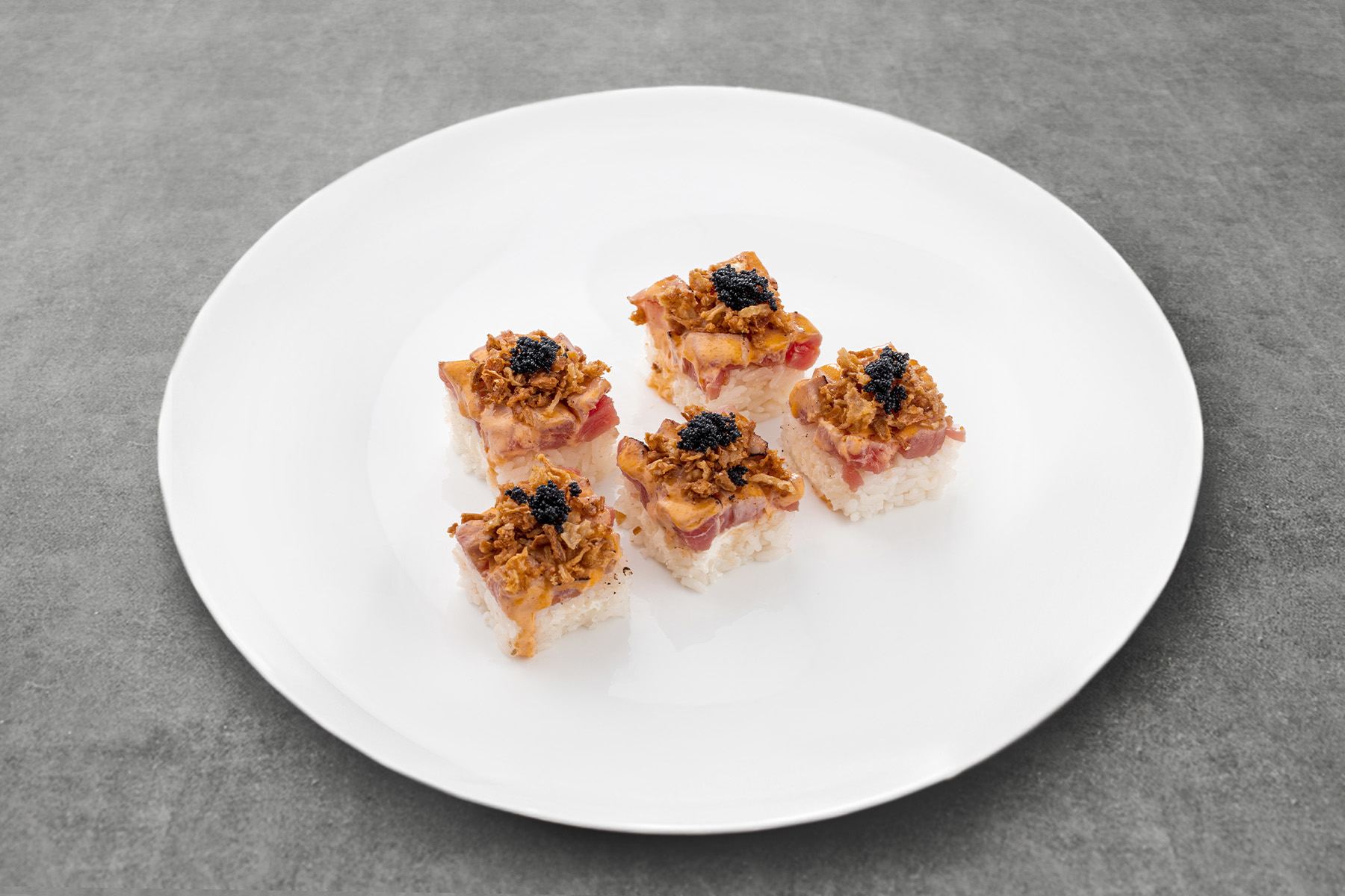 Sushi Cake z tuńczykiem — zdjęcie