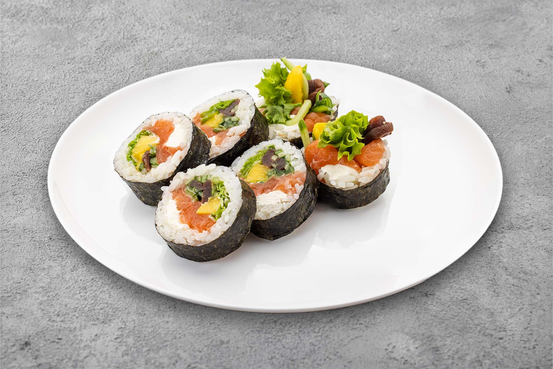 Futomaki z łososiem i mango — zdjęcie